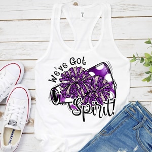 Op de afbeelding: Wit tanktop met een afbeelding van een paarse en witte cheerleading-megaphone. De megafoon heeft witte stippen en de tekst "We've Got Spirit!" in zwart.