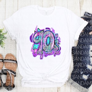 Pode incluir: Uma camiseta branca com um design gr&aacute;fico do n&uacute;mero 90's em uma fonte colorida e brilhante com as palavras "Long Live the" abaixo.