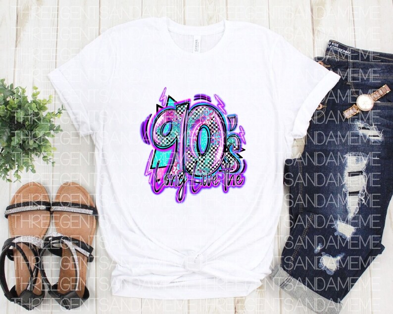 Pode incluir: Uma camiseta branca com um design gr&aacute;fico do n&uacute;mero 90's em uma fonte colorida e brilhante com as palavras "Long Live the" abaixo.