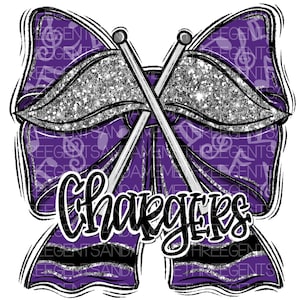 Puede incluir: Lazo de animadora morado y plateado con purpurina, con mangos de bastón cruzados plateados y blancos y la palabra "Chargers" en letras negras.