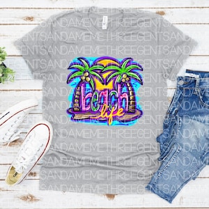 Pu&ograve; includere: Una maglietta grigia con un design grafico colorato di palme e il testo "Beach Life".
