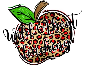 Pode incluir: Uma maçã vermelha com um design de estampa de leopardo e o texto "Wild About Teaching" em letras cursivas pretas.