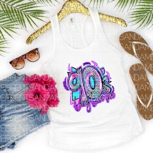 Pode incluir: Camisola branca de al&ccedil;as com um design gr&aacute;fico da palavra "90's" em uma fonte colorida, brilhante e estilizada. O texto &eacute; cercado por raios e as palavras "Sing Like the"