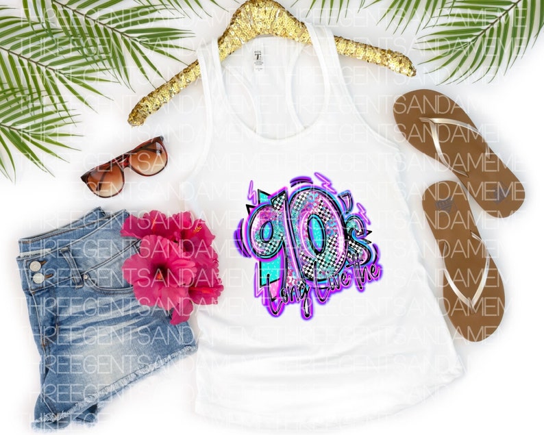 Pode incluir: Camisola branca de al&ccedil;as com um design gr&aacute;fico da palavra "90's" em uma fonte colorida, brilhante e estilizada. O texto &eacute; cercado por raios e as palavras "Sing Like the"