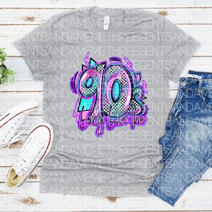 Pode incluir: Uma camiseta cinza com um design gr&aacute;fico dos anos 90 com o texto "Long Live the 90s" em roxo e azul.