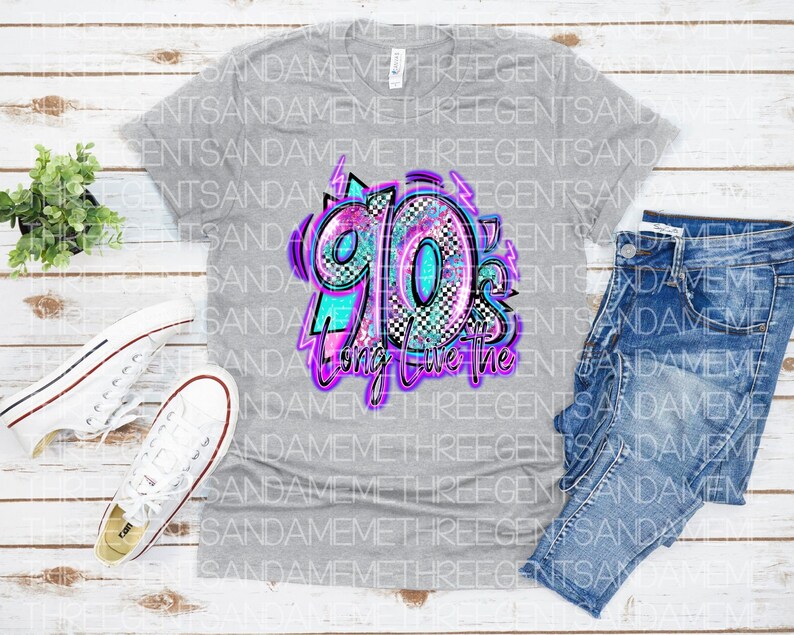 Pode incluir: Uma camiseta cinza com um design gr&aacute;fico dos anos 90 com o texto "Long Live the 90s" em roxo e azul.
