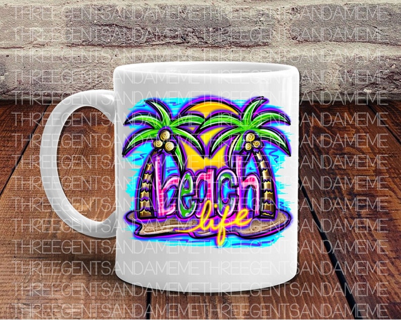 Pu&ograve; includere: Tazza in ceramica bianca con una grafica colorata di palme e il testo "Beach Life". La grafica &egrave; in stile neon con colori rosa, viola, giallo, verde e blu.