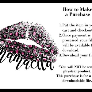Pu&ograve; includere: Un download digitale di un design grafico con un labbro a stampa leopardata rosa e nera con la parola "Mamacita" scritta in corsivo nero.