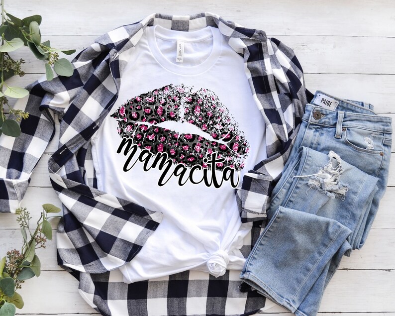 Pu&ograve; includere: Maglietta bianca con un design a labbra con stampa leopardata nera e rosa e il testo "mamacita" sotto.