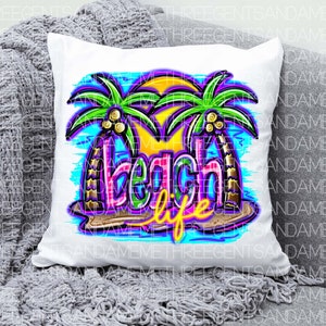 Pu&ograve; includere: Un cuscino bianco con un design grafico colorato di palme e le parole "beach life". Il design &egrave; in stile cartone animato con colori vivaci e un bagliore al neon.