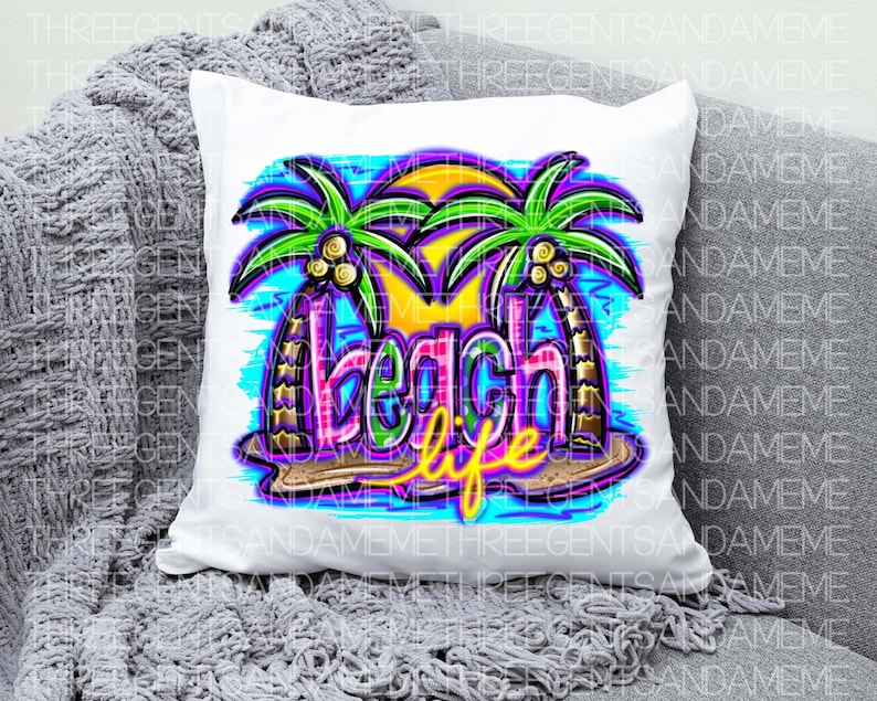 Pu&ograve; includere: Un cuscino bianco con un design grafico colorato di palme e le parole "beach life". Il design &egrave; in stile cartone animato con colori vivaci e un bagliore al neon.