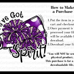 Op de afbeelding: Paarse en witte glitter cheerleading pompoenen in een paarse megafoon met witte stippen. De megafoon zegt "We've Got Spirit!" en de tekst "How to Make a Purchase" staat onder de megafoon. De tekst zegt "1. Plaats het item in uw winkelwagen en reken af. 2. Zodra de betaling is verwerkt, is uw bestand beschikbaar om te downloaden. 3. Download uw bestanden." De tekst eronder zegt "*U ontvangt GEEN fysiek product. Deze aankoop is voor een downloadbaar PNG-bestand."