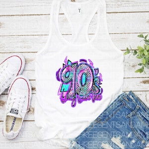 Pode incluir: Camisola branca de al&ccedil;as com um design gr&aacute;fico do n&uacute;mero 90's com um padr&atilde;o abstrato colorido e o texto "Long Live the 90's".