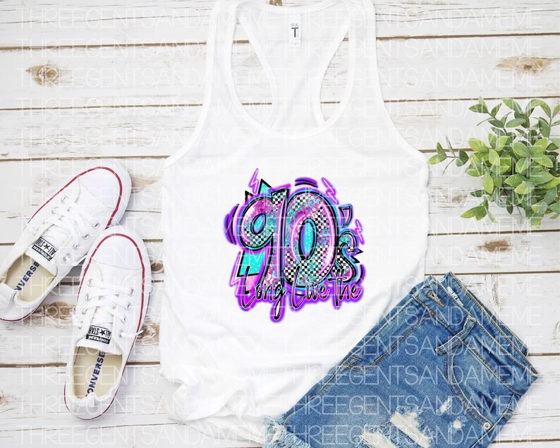 Pode incluir: Camisola branca de al&ccedil;as com um design gr&aacute;fico do n&uacute;mero 90's com um padr&atilde;o abstrato colorido e o texto "Long Live the 90's".