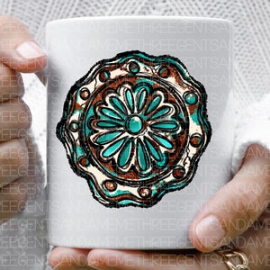 K&ouml;nnte beinhalten: Eine wei&szlig;e Keramiktasse mit einem t&uuml;rkisfarbenen und braunen Mandala-Design. Das Mandala hat ein blumenartiges Muster mit einem t&uuml;rkisfarbenen Zentrum.