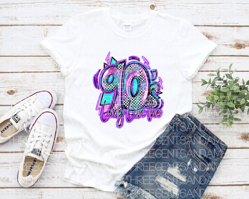 Pode incluir: Camiseta branca com um design gr&aacute;fico do n&uacute;mero 90's em uma fonte de estilo graffiti colorida com as palavras "Long Live the" abaixo.