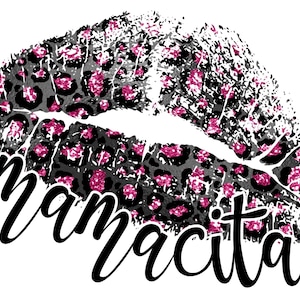 Pu&ograve; includere: Un'impronta di labbra di glitter nero e rosa con la parola "mamacita" scritta in corsivo nero.