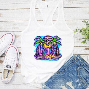 Pu&ograve; includere: Canotta bianca con un design grafico colorato di palme e il testo "Beach Life".