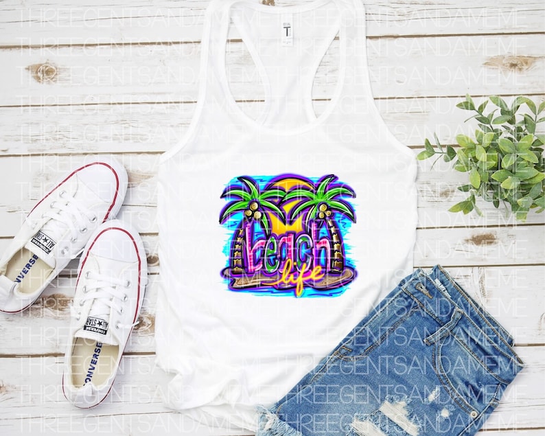 Pu&ograve; includere: Canotta bianca con un design grafico colorato di palme e il testo "Beach Life".