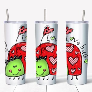 K&ouml;nnte beinhalten: Drei Edelstahlbecher mit wei&szlig;em Hintergrund und einem roten Marienk&auml;fer-Design. Der Marienk&auml;fer hat gr&uuml;ne Fl&uuml;gel und schwarze Punkte. Der Text "Love Bug" steht auf dem Becher.