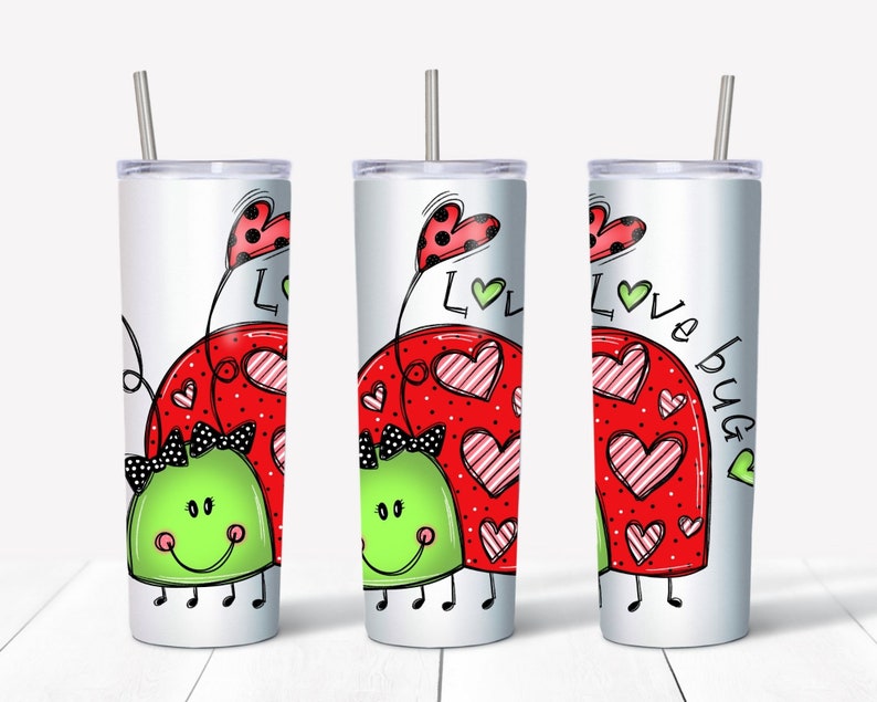 K&ouml;nnte beinhalten: Drei Edelstahlbecher mit wei&szlig;em Hintergrund und einem roten Marienk&auml;fer-Design. Der Marienk&auml;fer hat gr&uuml;ne Fl&uuml;gel und schwarze Punkte. Der Text "Love Bug" steht auf dem Becher.