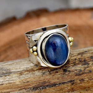 Anillo ovalado de cianita azul hecho a mano: joya de plata de ley de dos tonos