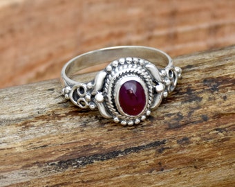 Anello ovale con rubino fatto a mano: gioielli boho in argento sterling con filigrana