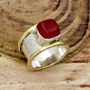 Anillo de ónix rojo con forma de cojín: plata de ley de dos tonos, latón martillado, estilo bohemio.