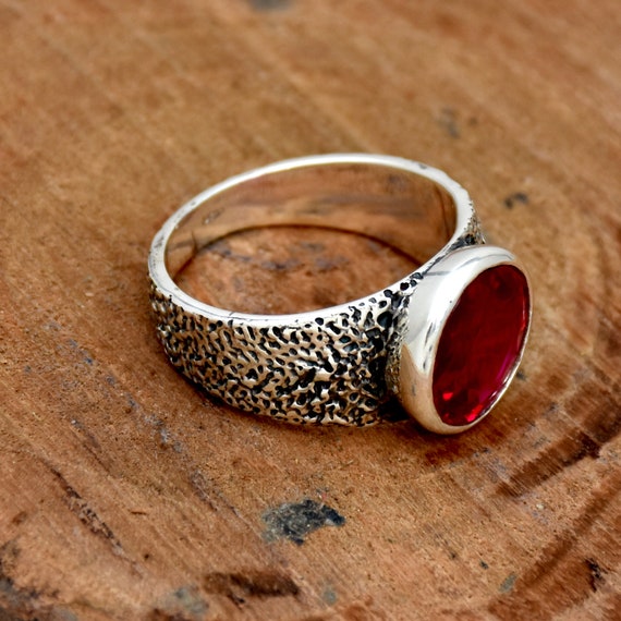 Anello in argento sterling ossidato martellato: rubino creato in - Main Image