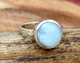 Handgemaakte Larimar-ring: stapelband van gehamerd sterlingzilver