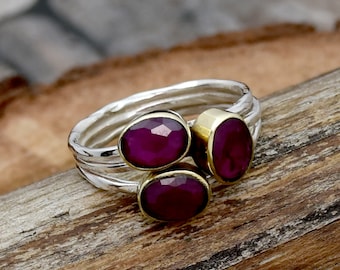 Anillo de plata esterlina martillada: Triple banda de tres rubíes indios