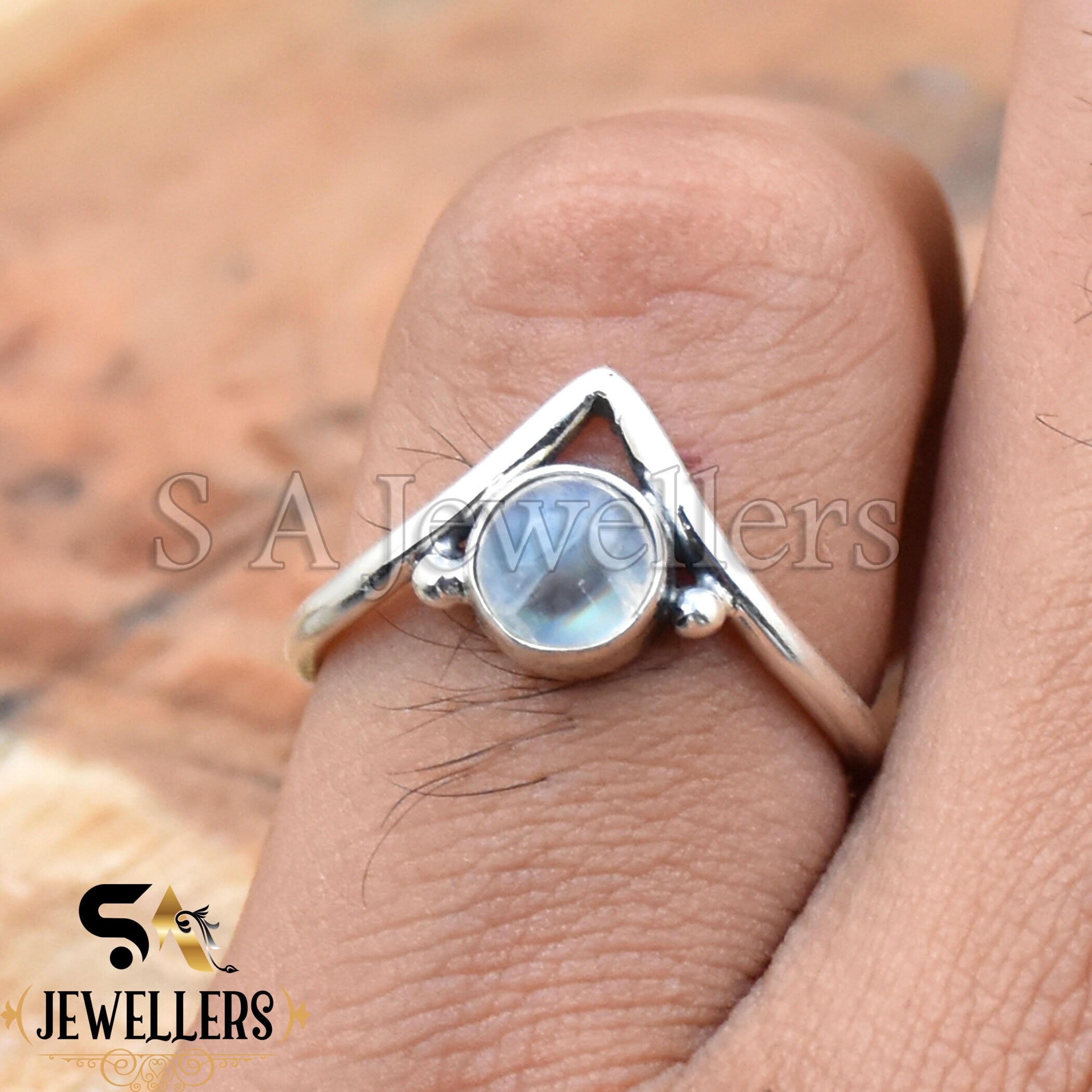 ハンドメイドムーンストーンリング：925スターリングシルバーVシェイプ