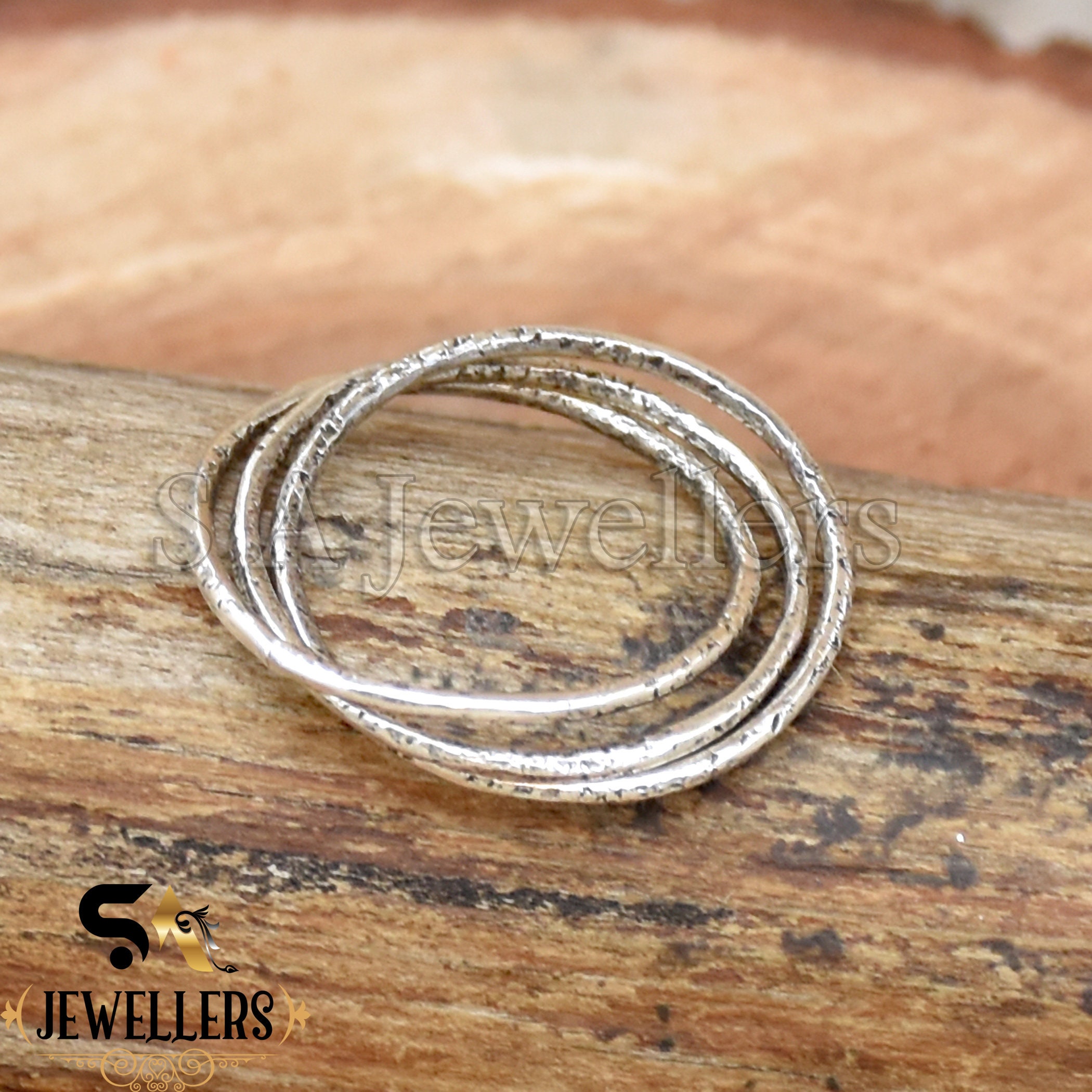 Triple outlet interlocking ring