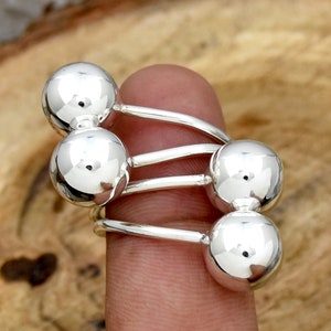 スターリングシルバーのボールリング：アンティークな4つのボールのデザイン