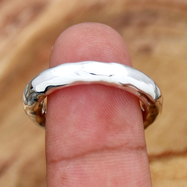 Gehämmerter Bandring aus 925er Sterlingsilber, 4mm Bandring, Dicker Silberring, Stapelbares Band, Geschenk für Sie