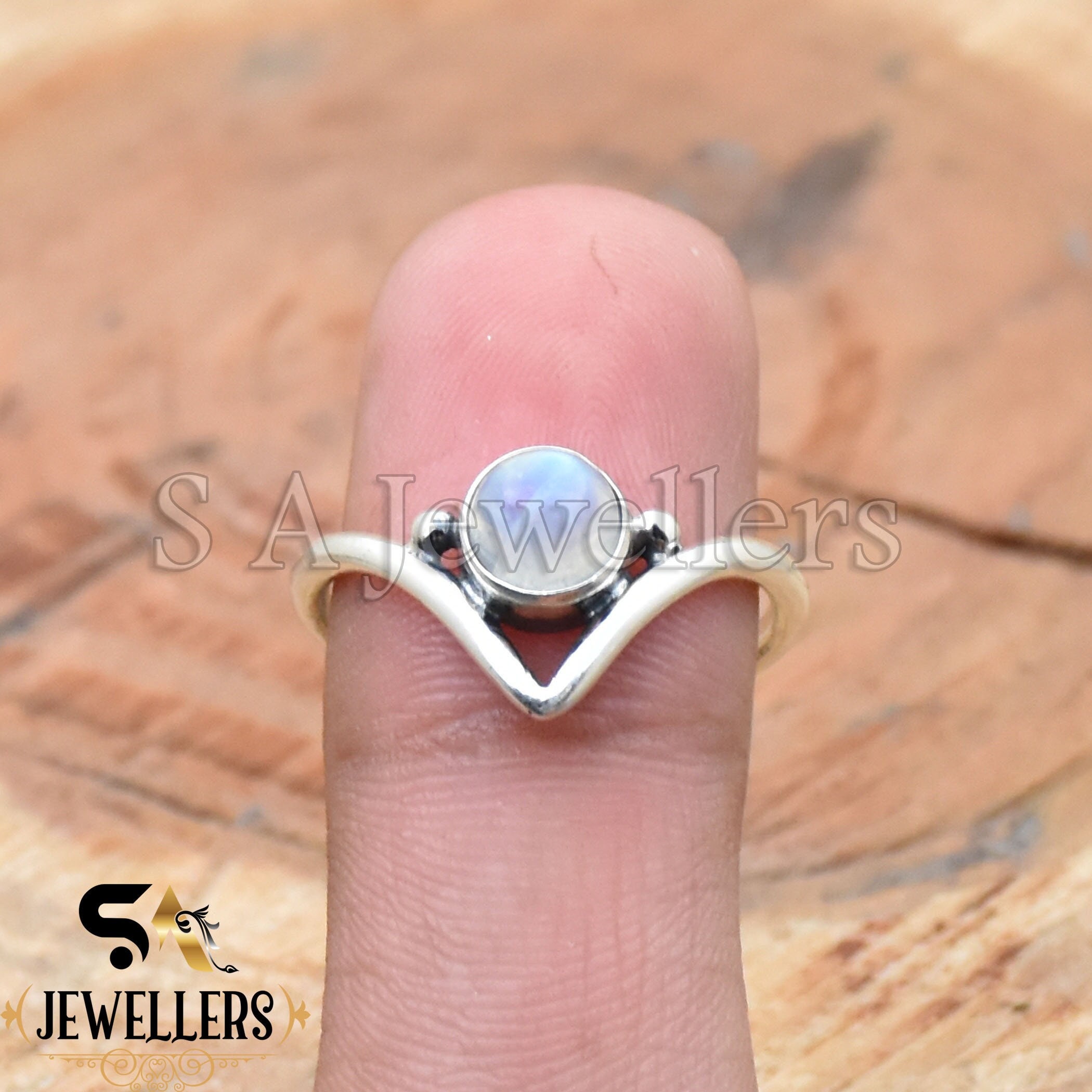 ハンドメイドムーンストーンリング：925スターリングシルバーVシェイプ