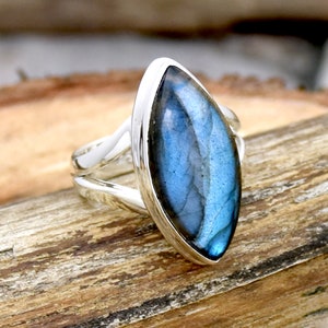 Anillo de labradorita marquesa en plata de ley: joya bohemia con banda dividida hecha a mano