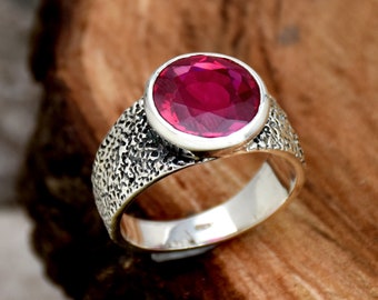 Bague en argent sterling oxydé martelé : rubis créé en laboratoire, style homme