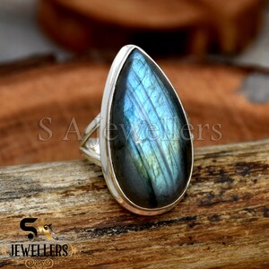 Anillo de labradorita en forma de pera hecho a mano: joya de plata de ley 925 con un toque de distinción