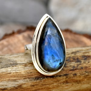 Anillo de labradorita en forma de pera hecho a mano: joya de plata de ley 925 con un toque de distinción