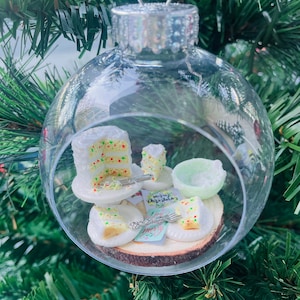 Ornement d’arbre de Noël Miniature Cuisson Desserts Nourriture Gâteau Glaçage Confettis Saupoudrer Manger Cadeau Maman Nana Grand-mère Maison de poupée 1:12 Personnaliser