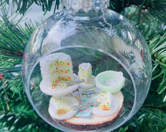 Kerstboom Ornament Miniatuur Bakken Desserts Food Cake Icing Confetti Hagelslag Eten Cadeau Moeder Nana Oma Poppenhuis 1:12 Personaliseren