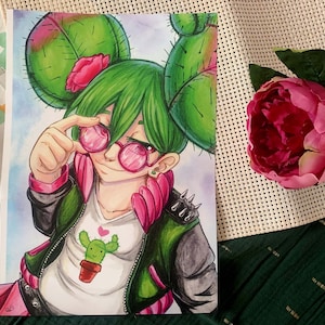 Könnte beinhalten: Eine Aquarell-Illustration eines Comic-Charakters mit grünen Haaren und Kaktus-förmigen Haarschmuck. Der Charakter trägt eine rosa Sonnenbrille, eine grüne Jacke und ein weißes T-Shirt mit einem Kaktus-Motiv. Der Charakter lächelt und schaut zur Seite.