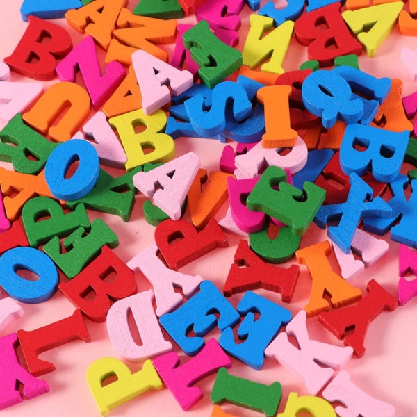 Apprendre des lettres en bois, lot de 100 lettres de l'alphabet en bois colorées Grande décoration de fête à la maison Alphabet décorative pour réfrigérateur