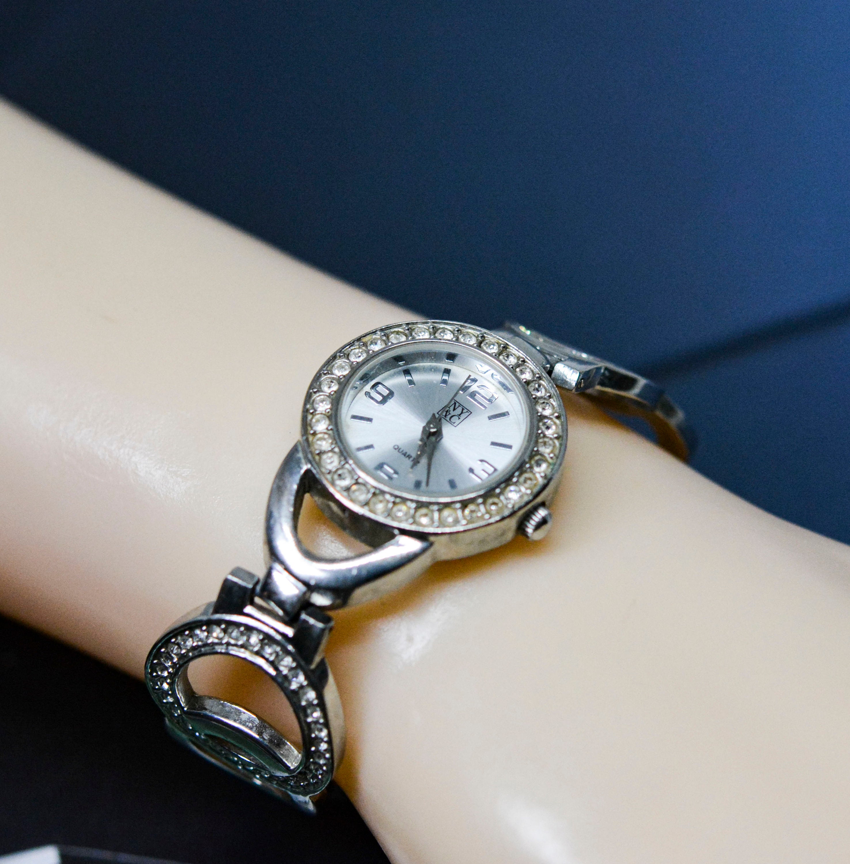 Ny & Co Silver Tone With Silver Dial Womens Bracelet Watch  display picture 3