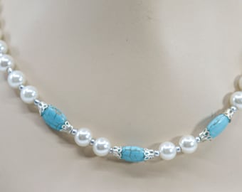 Tonalité argentée avec le collier de femmes de perles fausses de perle