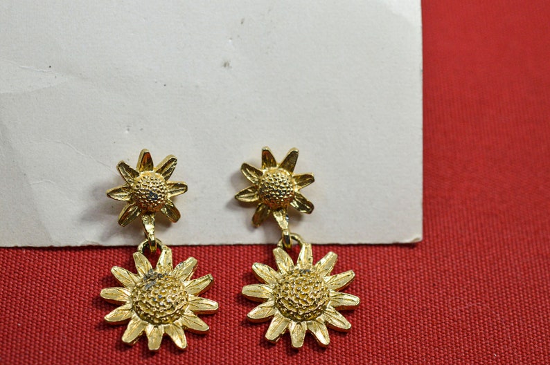 Gold tone womens pair earrings