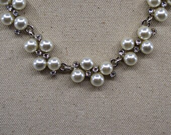 Ton argenté avec de fausses perles, collier tendance pour femme