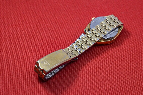 Lorus gold tone womens quartz watch - image 3