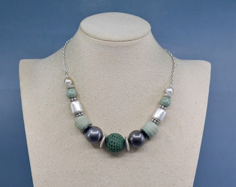 Groene en zilverkleurige dameskralenketting